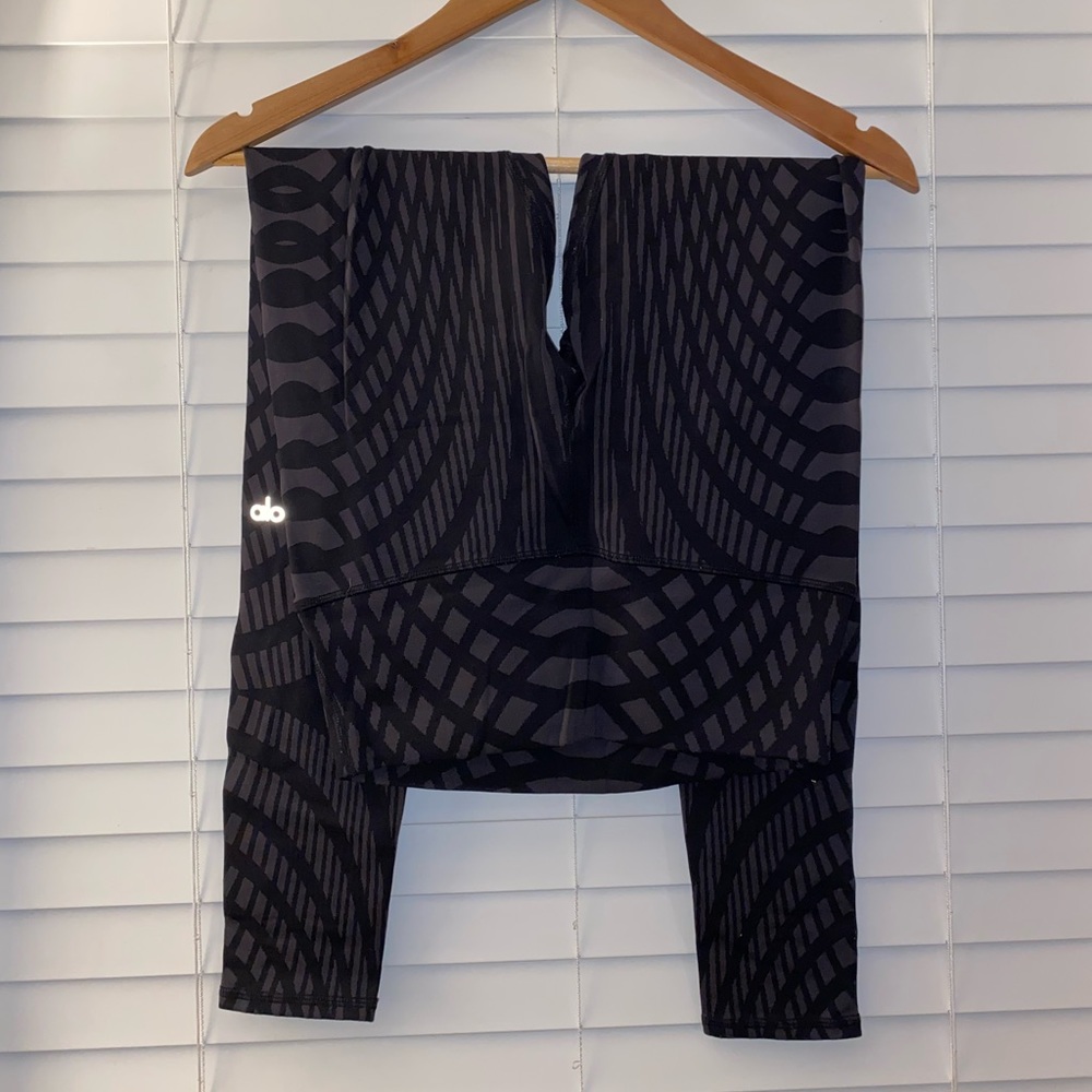 Alo Yoga high waist black and gray patterned leggings